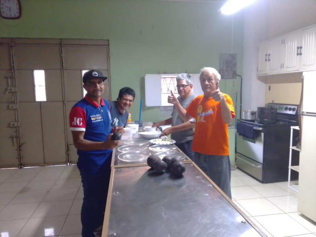 compartiendo los alimentos en la cocina del albergue
